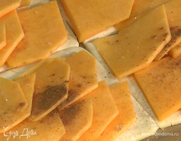 Выложить тыкву на слойки, сверху посыпать корицей.