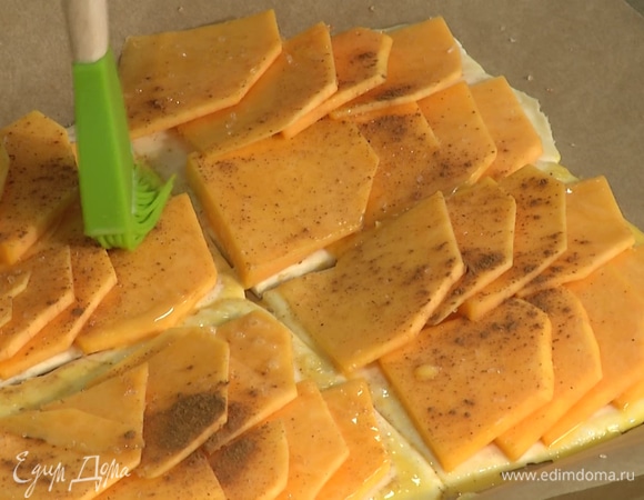 Отделить желток от белка, в желток вмешать столовую ложку молока, полученной смесью промазать края слоек.