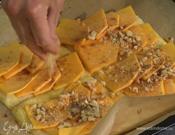 Поставить слойки в духовку, разогретую до 180°C, на 15 минут. Вынуть слойки, украсить сверху дробленым грецким орехом.