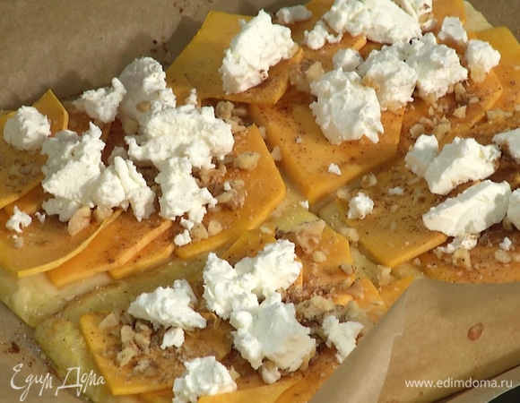 Размять вилкой сыр фета, выложить на слойки.