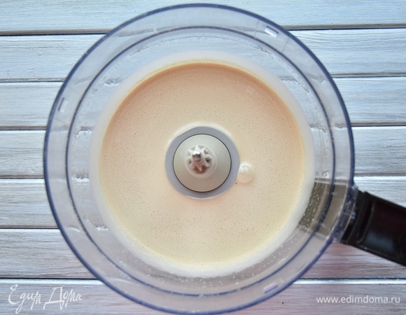 Яйца взбить с сахаром, частями ввести сливочное масло, продолжая взбивать.