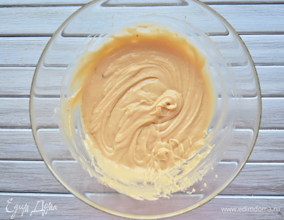 В яичную смесь всыпать просеянную муку с разрыхлителем и замесить тесто.