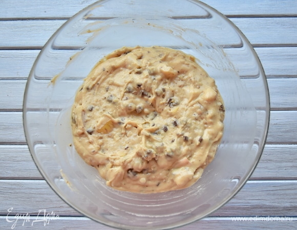 Добавить в тесто измельченные орехи, шоколад и кубики груши.