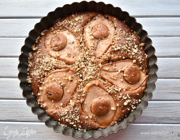 Выпекать в духовке, разогретой до 160–170°С, 70–80 минут. Еще горячий пирог смазать жидким медом и посыпать орешками.