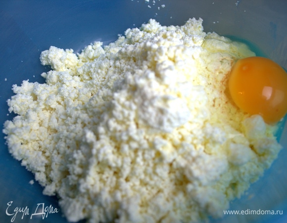 Творог у меня домашний, привозят прямо на работу. И молоко тоже. Вбить яйцо или два.