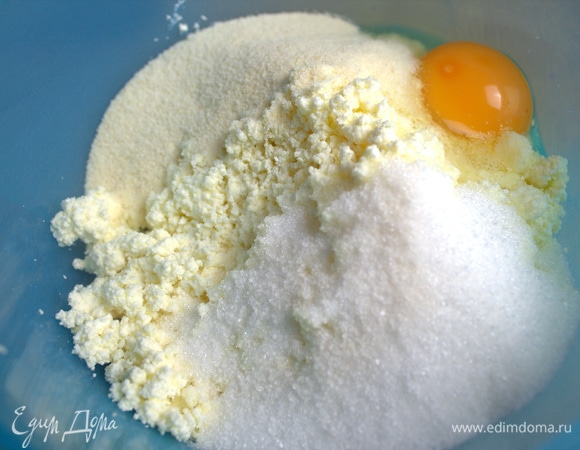 Всыпать сахар, манку и ваниль.