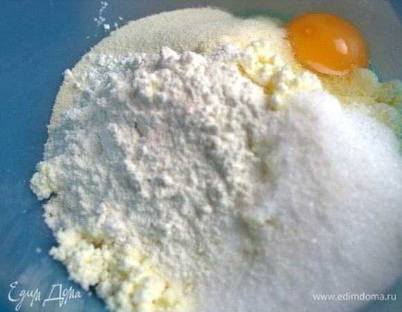 Всыпать муку и соль.