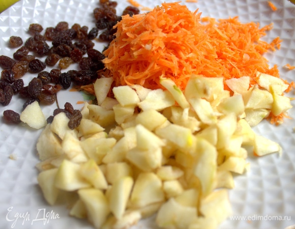 И еще традиционный изюм. Без него никогда не жарю сырники.