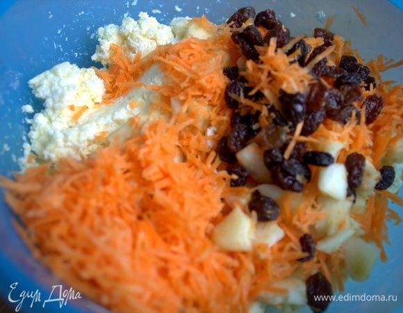Морковь мелко натереть, яблоко можно просто мелко нарезать.