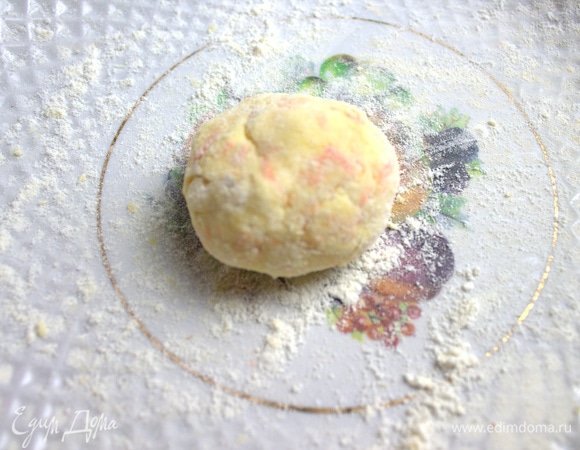 Обвалять в минимальном количестве муки, исключительно для корочки.