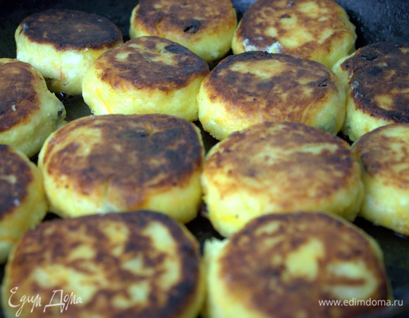 Сырники слегка разбухнут. Жарим дальше до золотистой корочки.