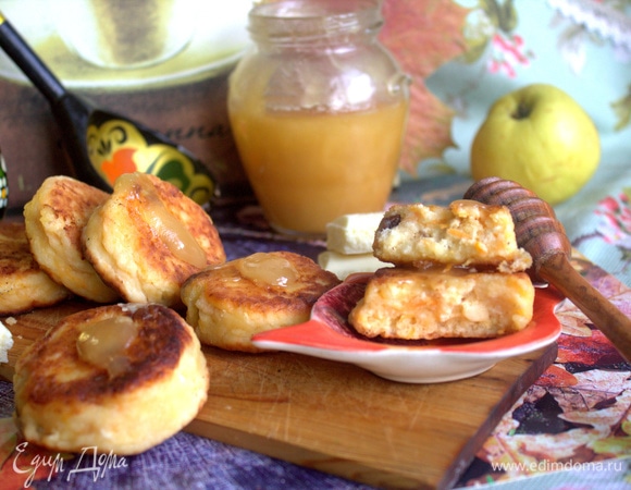 Очень вкусные сырнички получились. Подала с медом.