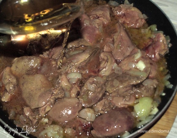 Добавляем вино. Тушим 5 минут.