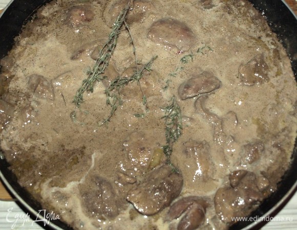 Добавляем соль и перец по вкусу. Добавляем сливки и свежий тимьян. И готовим пока половина жидкости не выпарится. Примерно 15 минут.