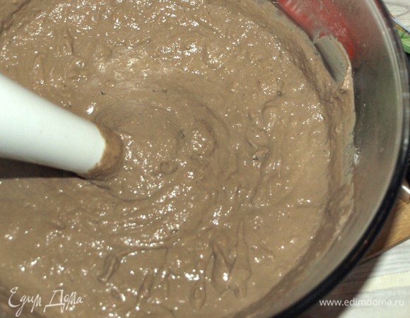 Удаляем тимьян. Готовую печень измельчаем погружным блендером в однородную массу.