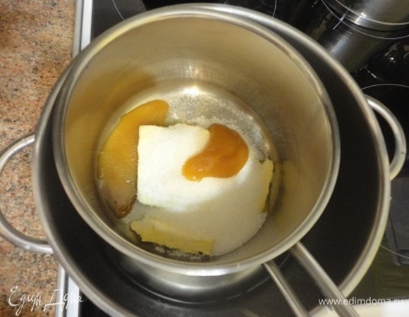 Масло, сахар, мед смешиваем и ставим на водяную баню.