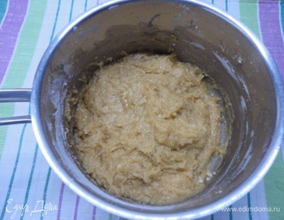 После того как сахар полностью растворится при постоянном помешивании, постепенно введем в медово-масляную массу взбитые с содой яйца. Продолжаем держать на водяной бане, постоянно помешивая, еще примерно 7–10 минут. Снимаем с огня и добавляем муку. Замешиваем тесто и ставим в прохладное место для остывания. Тесто загустеет.