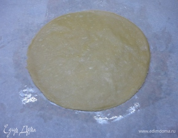 Делим на 6–7 частей (для кругов диаметром 20 см), раскатываем сразу на листах пекарской бумаги, лучше все сразу, потому что выпекаются коржи при 200°C очень быстро, 2–3 минуты каждый. Лучше если они будут светло золотистого цвета.