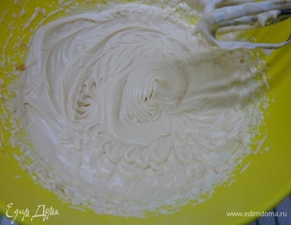 Для крема соединяем сливочный сыр со сливками и взбиваем, затем, продолжая взбивать, по ложке добавляем карамель. Количество карамели регулируйте по своему вкусу.