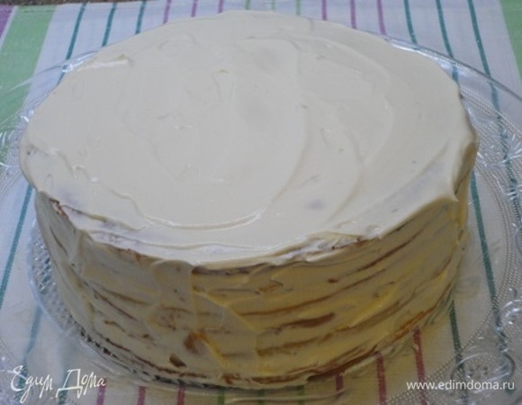 Собираем торт, перемазывая коржи кремом, и оставляем на ночь в прохладном месте.