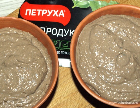 Перекладываем паштет в чистую посуду и отправляем в холодильник на 30–60 минут.