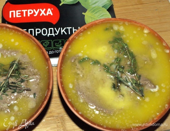 Или растопить сливочное масло. Максимально удалить белую пену, тогда масло будет слаще. Заливаем паштет маслом. Добавляем веточки свежего тимьяна. Закрываем паштет фольгой или крышкой, отправляем в холодильник для созревания на сутки.