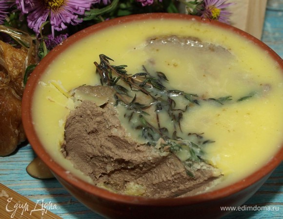 Паштет готов и можно подавать к столу. Можно подавать с хрустящим багетом, орехами и инжиром.