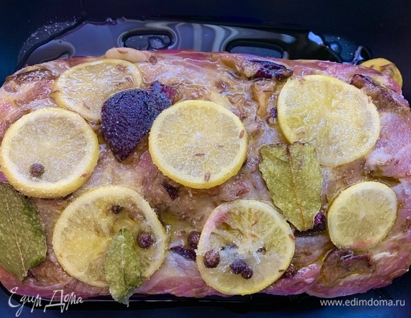 Духовка — на 190°C. Вынимаем мясо из пакета и кладем на противень. Запекаем 1 час. Я посыпаю дополнительно сахаром, так как люблю сладковатую свинину.