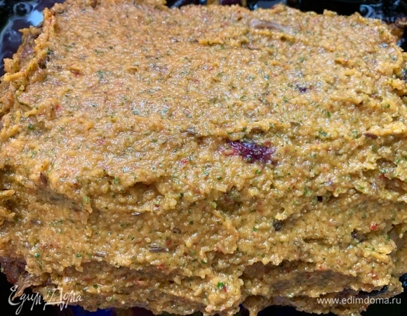 Смешать в блендере абрикосовый джем, перец чили, 1 ст. л. оливкового масла и хлебные крошки. Намазать этой смесью свинину и вернуть в духовку на 30 минут.