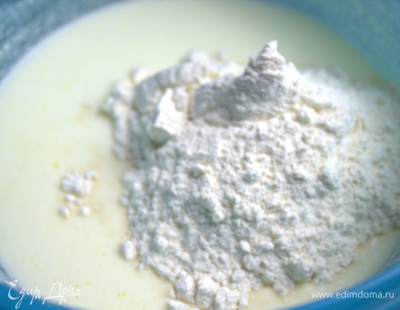 В теплый кефир всыпать муку.
