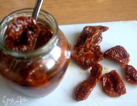 Из добавок я взяла томаты в масле.