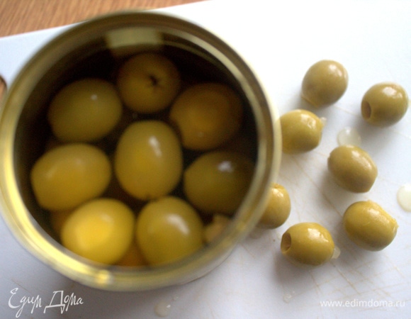 Из оливок удалить косточки, если есть.