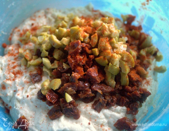 Высыпать добавки в тесто + паприка.