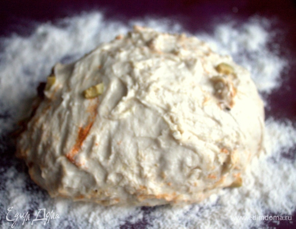 Перенести тесто на коврик с мукой.