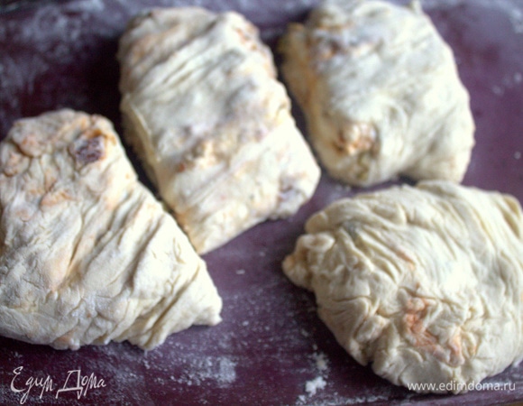 Разделить на 4 части, обвалять в муке, если нужно.