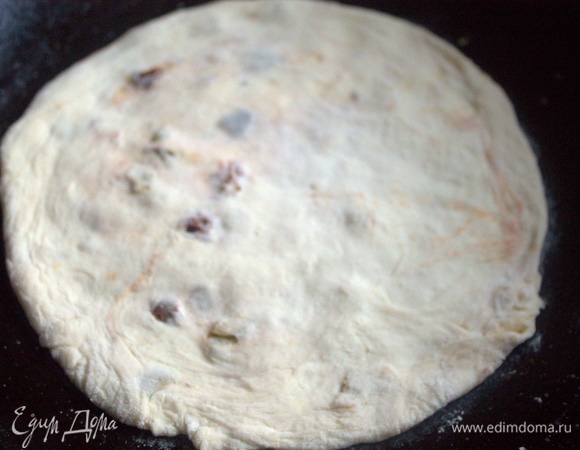 Можно раскатать, но тесто хорошо и руками растягивается. Делала прямо в тяжелой сковороде, чуть смазав маслом.