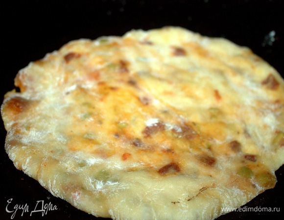 Низ поджарится, перевернуть.