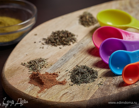 Набор специй для первого этапа включает в себя соль, сахар, хмели-сунели, прованские травы, мускатный орех и водку.