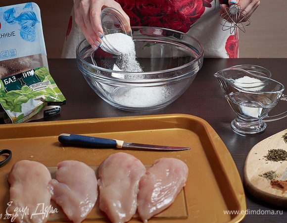 Соль и сахар смешать в глубокой миске.