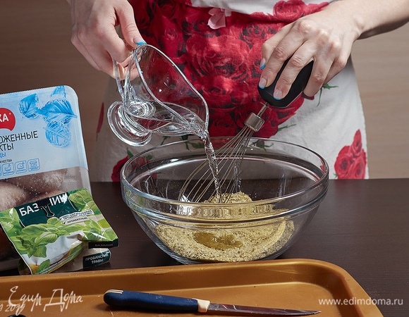 Влейте водку и тщательно перемешайте.