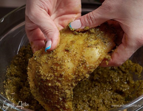 Натрите филе смесью.