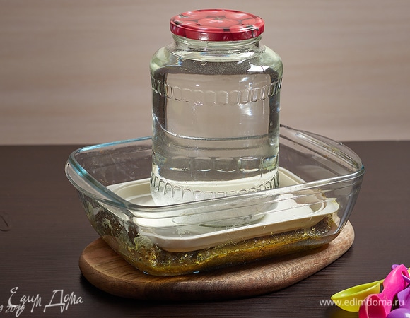 Установите на мясо груз и отправьте в холодильник на ночь.