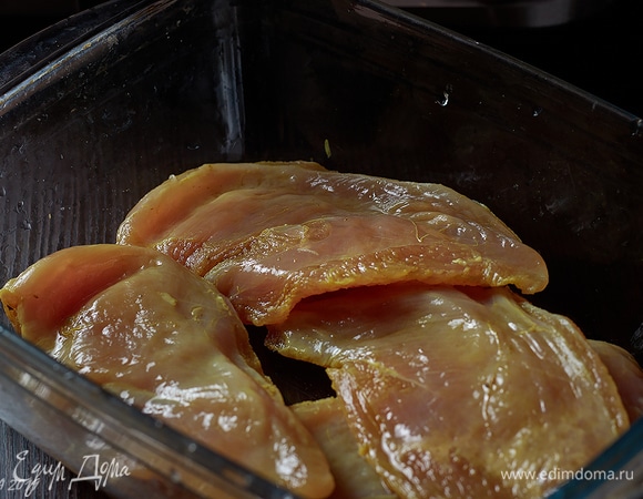 Мясо тщательно промыть под струей воды. Можно вымочить в течение часа.