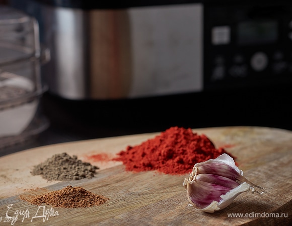 Для второго этапа потребуется чеснок, паприка, красный и черный молотый перец.