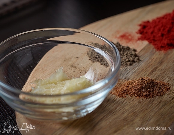 Чеснок размять.