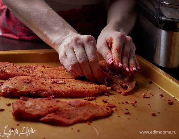 Натереть смесью специй со всех сторон.