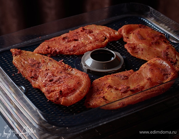 По классическому рецепту бастурму можно завернуть в несколько слоев марли и подвесить в проветриваемом помещении на несколько дней (2–5 в зависимости от желаемой плотности). Но мы ускорим процесс и положим филе в сушилку.