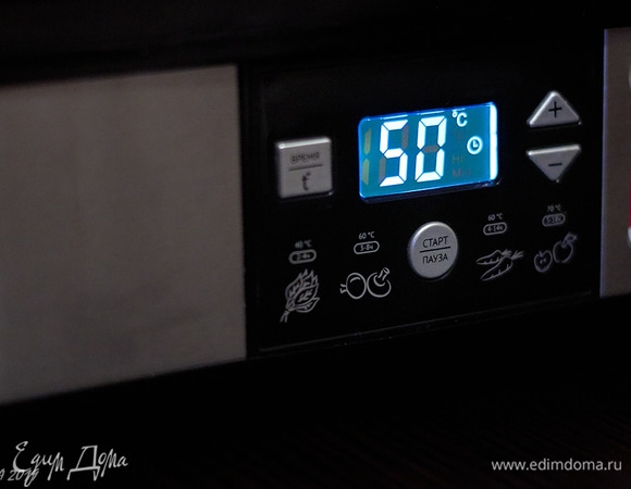 Я установила режим 50°C на 10 часов. Этого хватит, чтобы мясо достаточно просохло.