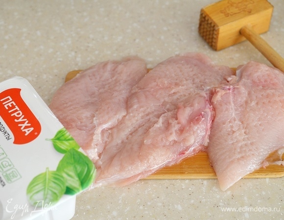 Куриное филе вымойте, при необходимости разрежьте вдоль и слегка отбейте.