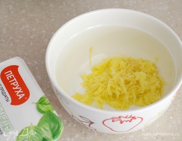 Картофель почистите и натрите на мелкой или средней терке.